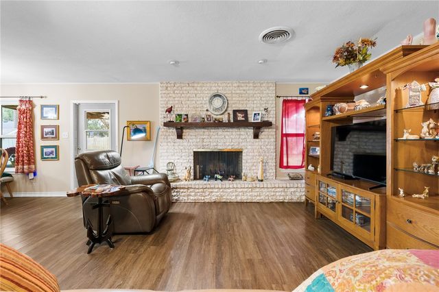 948 Oak Ave, Rockport, TX 78382