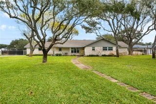 948 Oak Ave, Rockport, TX 78382