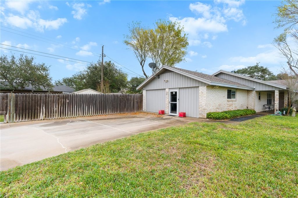 948 Oak Ave, Rockport, TX 78382 — photo 3