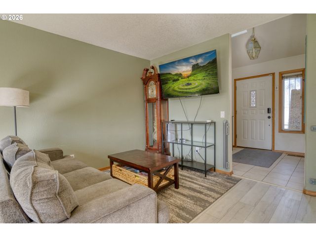 33280 LINDEN St, Scappoose, OR 97056