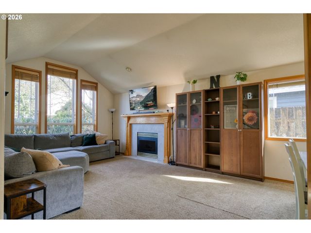 33280 LINDEN St, Scappoose, OR 97056