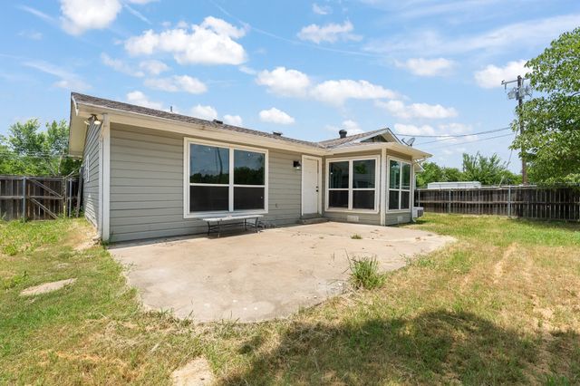 111 W Shelton Street, Alvarado, TX 76009