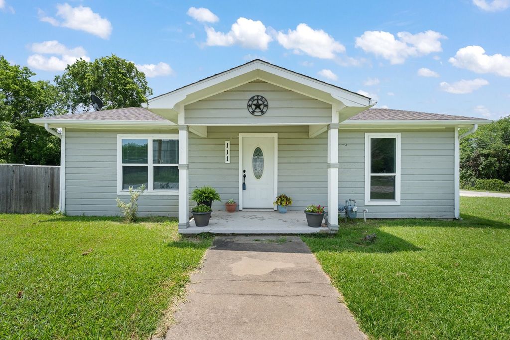 111 W Shelton Street, Alvarado, TX 76009