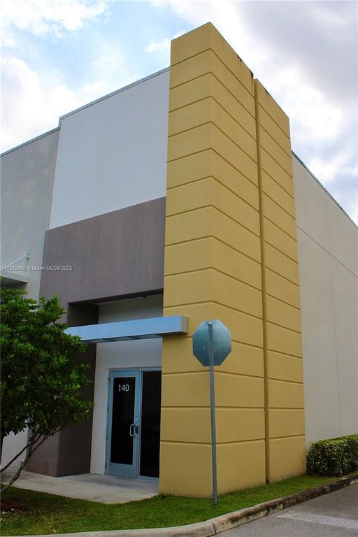 10891 NW 17th St 140, Sweetwater, FL 33172