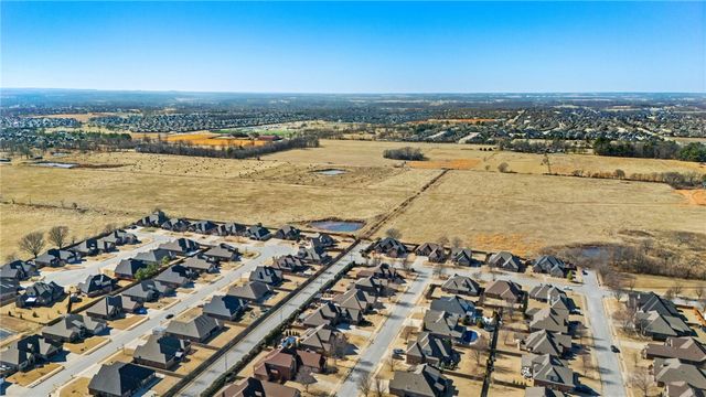 5705 S 47th Street, Rogers, AR 72758