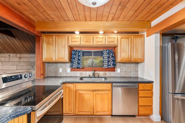 10922 E Lime Kiln Rd, Grass Valley, CA 95949