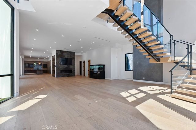 4653 Vanalden Avenue, Tarzana, CA 91356