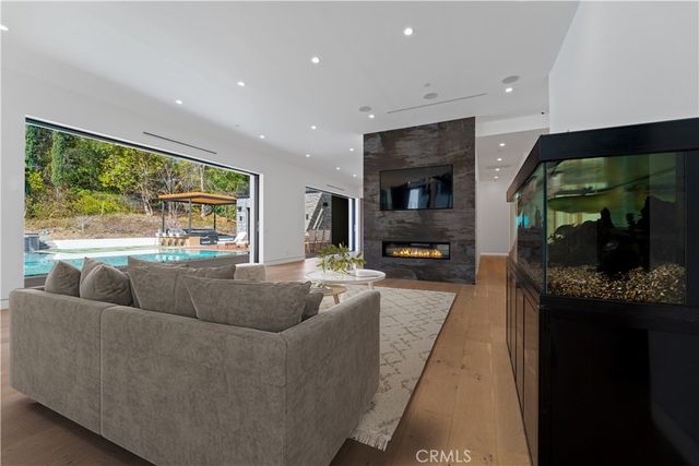 4653 Vanalden Avenue, Tarzana, CA 91356