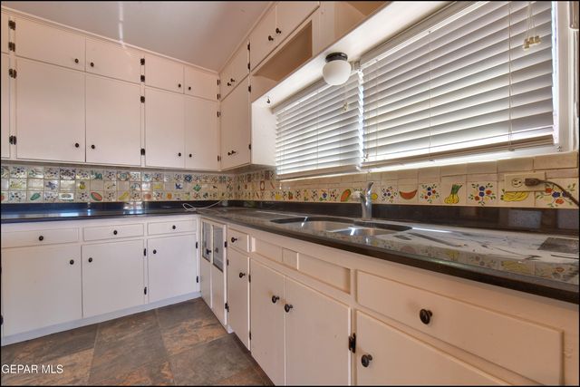 2400 SAVANNAH Avenue, El Paso, TX 79930