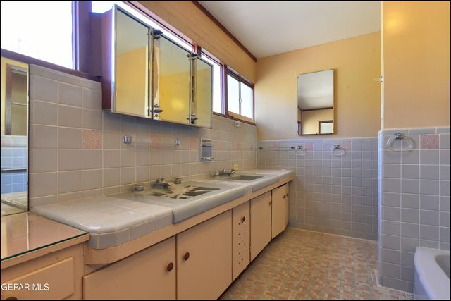 2400 SAVANNAH Avenue, El Paso, TX 79930