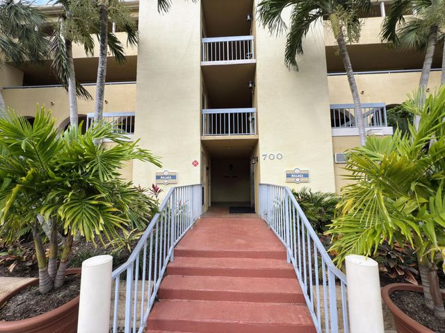 700 Uno Lago Drive 305, Juno Beach, FL 33408