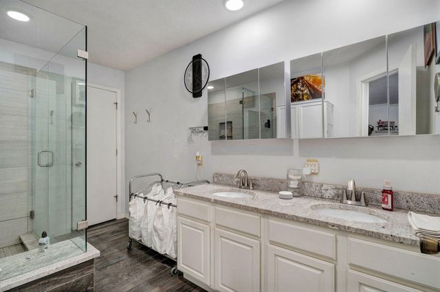 5454 S Roanoke Avenue, Springfield, MO 65810