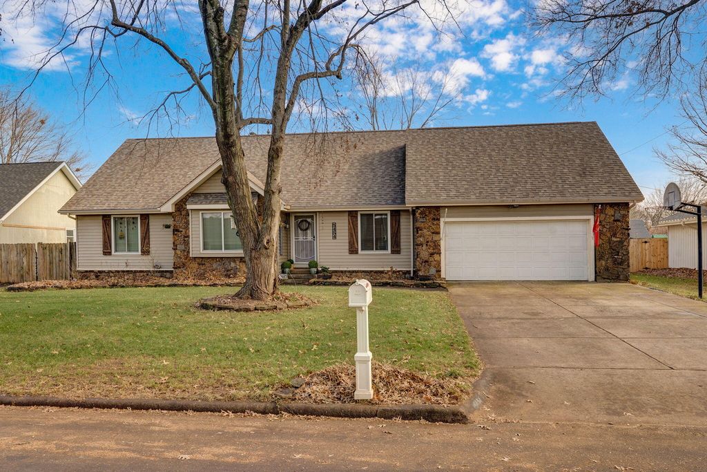 5454 S Roanoke Avenue, Springfield, MO 65810