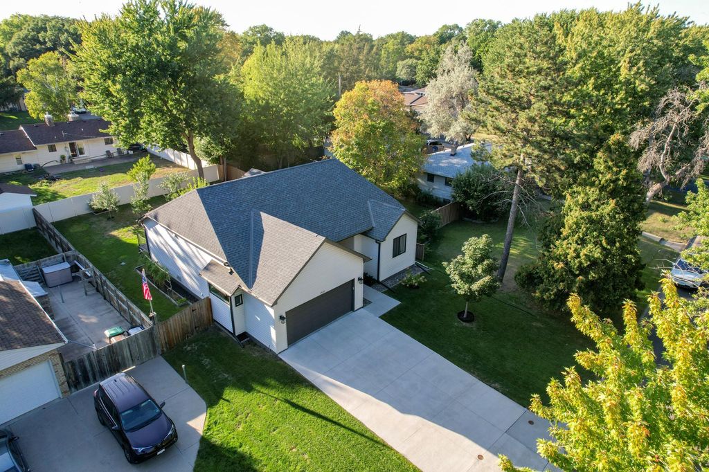 1431 Sumter Avenue N, Golden Valley, MN 55427 — exterior
