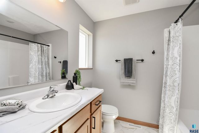 3900 S Caballo Ct, Sioux Falls, SD 57106