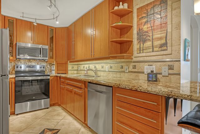 125 S OCEAN Avenue 304, Palm Beach Shores, FL 33404