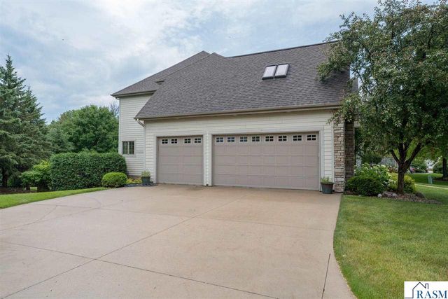 113 Hidden Oaks Circle, Mankato, MN 56001