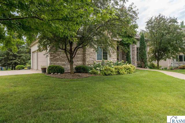 113 Hidden Oaks Circle, Mankato, MN 56001