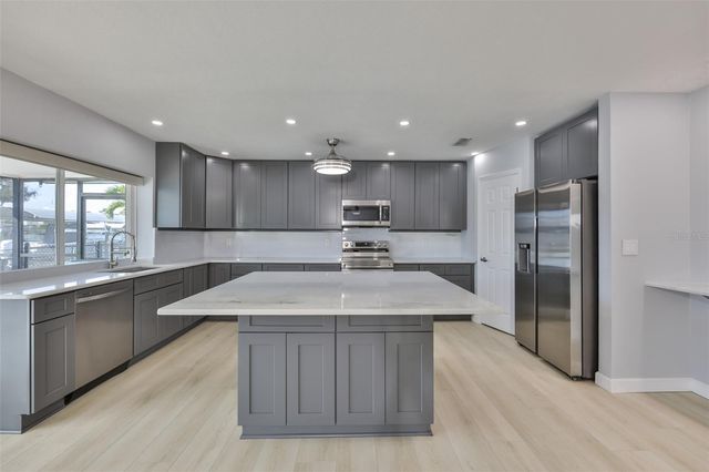 1018 SILVER PALM WAY, Apollo Beach, FL 33572