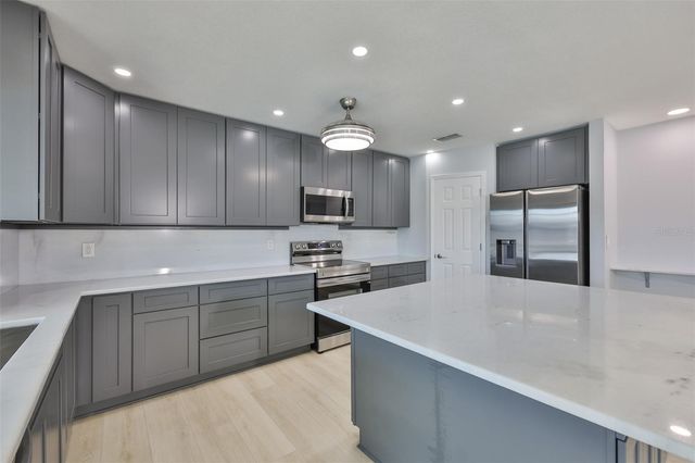 1018 SILVER PALM WAY, Apollo Beach, FL 33572