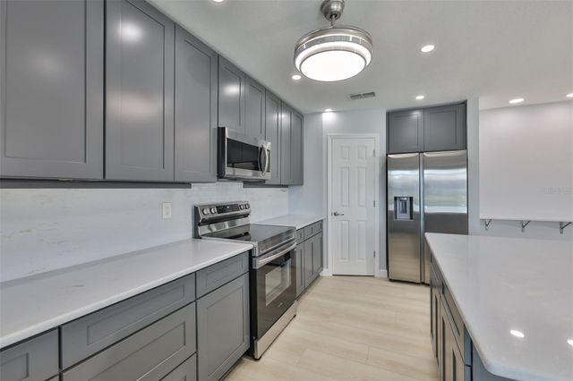 1018 SILVER PALM WAY, Apollo Beach, FL 33572