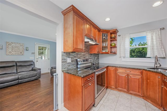 85 Wayne Street, Hauppauge, NY 11788