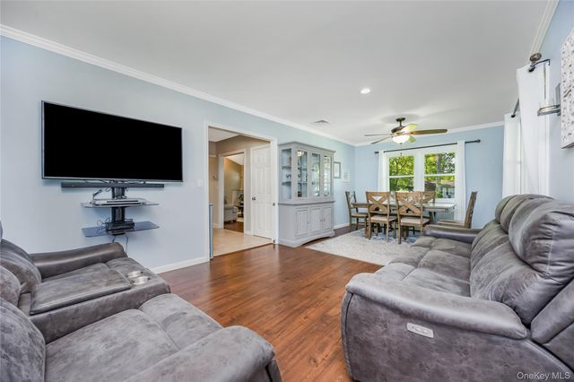 85 Wayne Street, Hauppauge, NY 11788