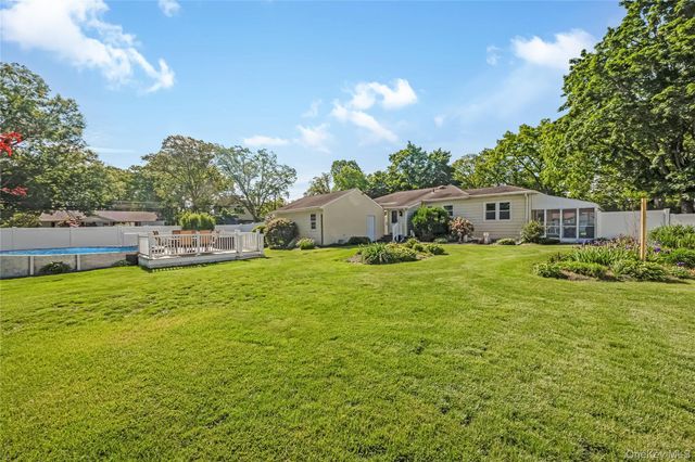 85 Wayne Street, Hauppauge, NY 11788