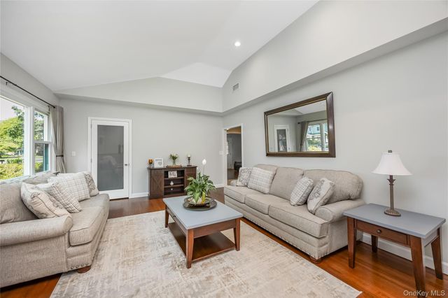 85 Wayne Street, Hauppauge, NY 11788