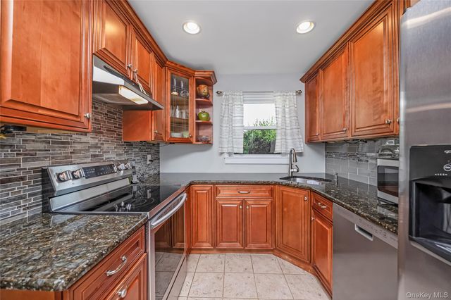 85 Wayne Street, Hauppauge, NY 11788