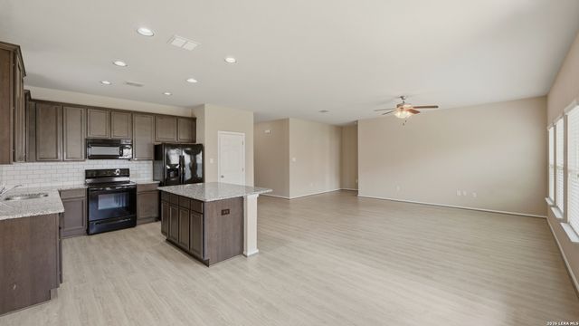 140 FABARM LN, New Braunfels, TX 78130