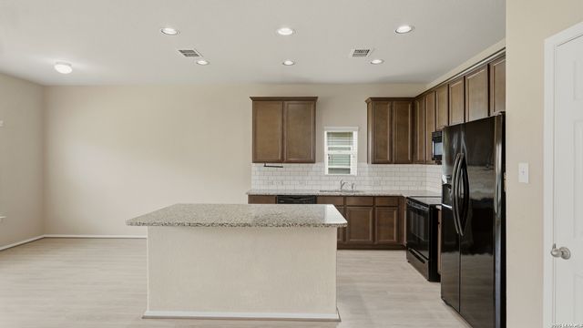 140 FABARM LN, New Braunfels, TX 78130