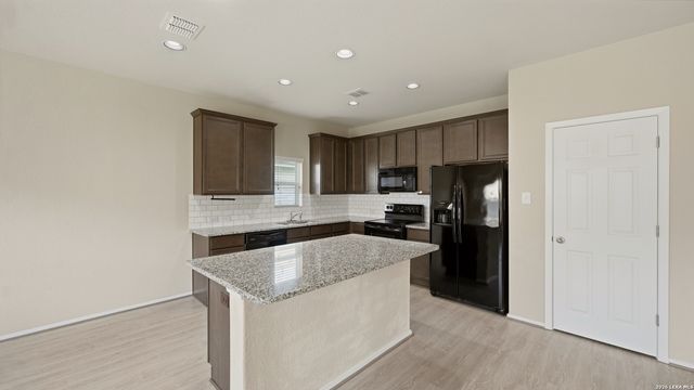 140 FABARM LN, New Braunfels, TX 78130