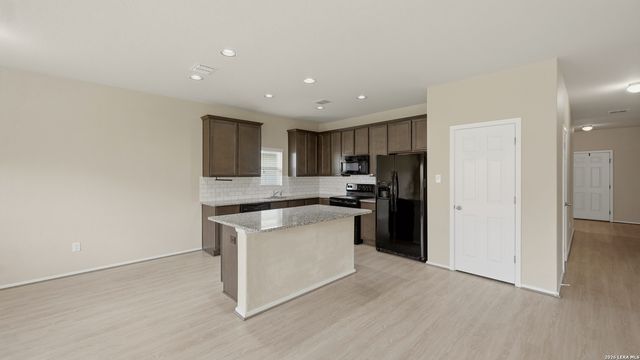 140 FABARM LN, New Braunfels, TX 78130