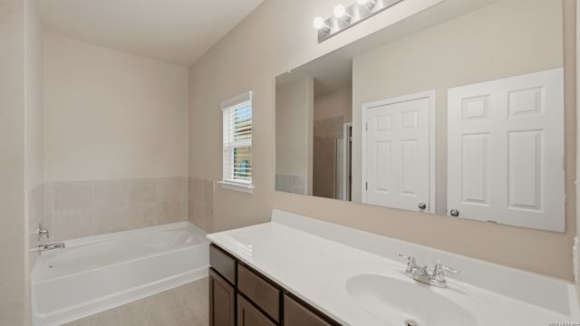 140 FABARM LN, New Braunfels, TX 78130