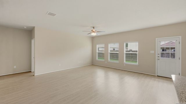 140 FABARM LN, New Braunfels, TX 78130