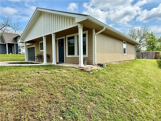 1622 Lindenwood Lane, Lawrence, KS 66044