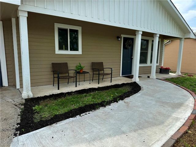1622 Lindenwood Lane, Lawrence, KS 66044