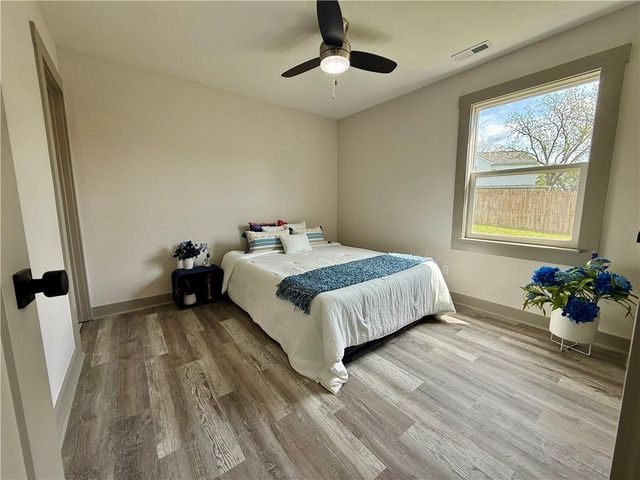 1622 Lindenwood Lane, Lawrence, KS 66044