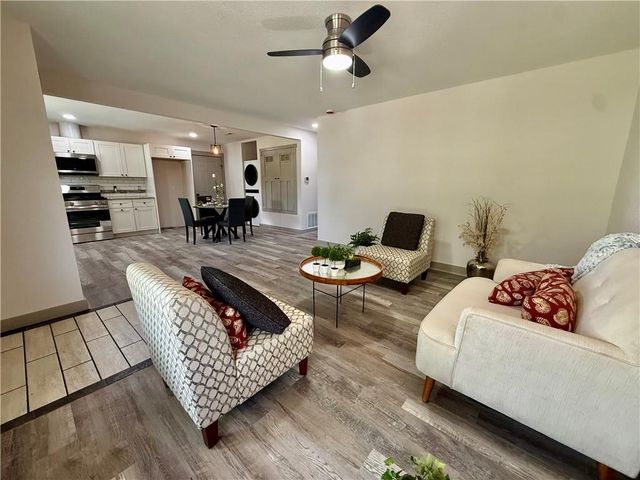 1622 Lindenwood Lane, Lawrence, KS 66044