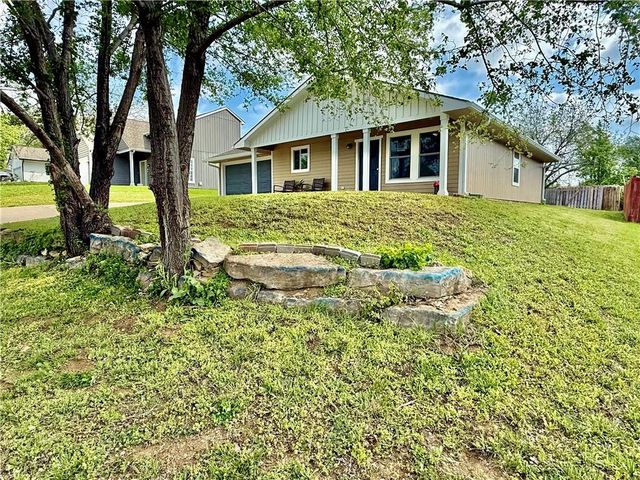 1622 Lindenwood Lane, Lawrence, KS 66044