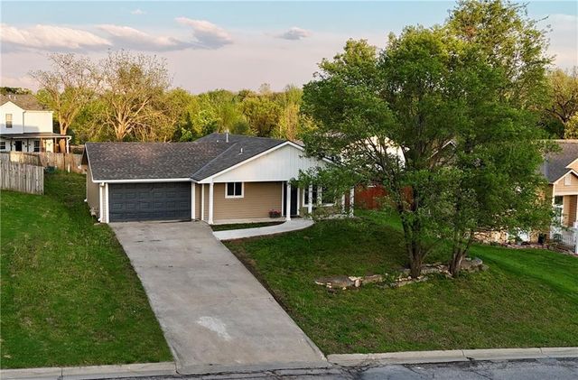 1622 Lindenwood Lane, Lawrence, KS 66044