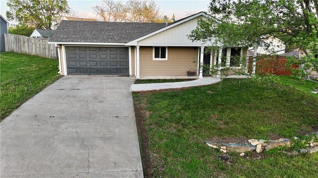 1622 Lindenwood Lane, Lawrence, KS 66044