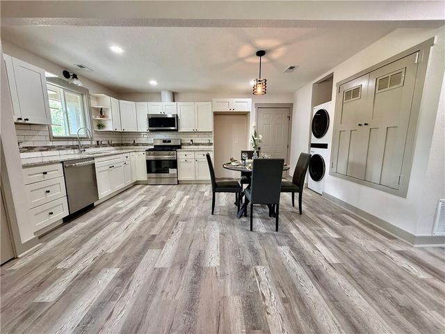 1622 Lindenwood Lane, Lawrence, KS 66044