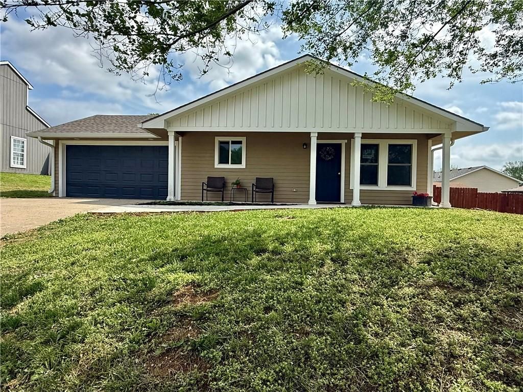 1622 Lindenwood Lane, Lawrence, KS 66044