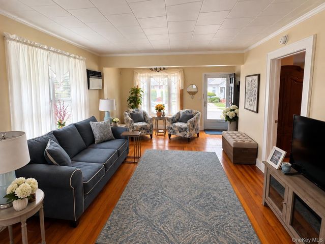 1041 Barnes Street, Franklin Square, NY 11010