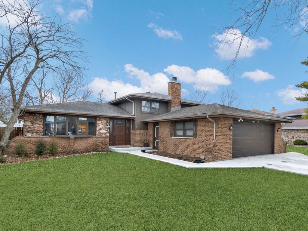10732 S Meadow Lane, Palos Hills, IL 60465