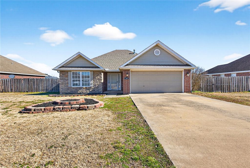 1562 Hutchinson Street, Pea Ridge, AR 72751