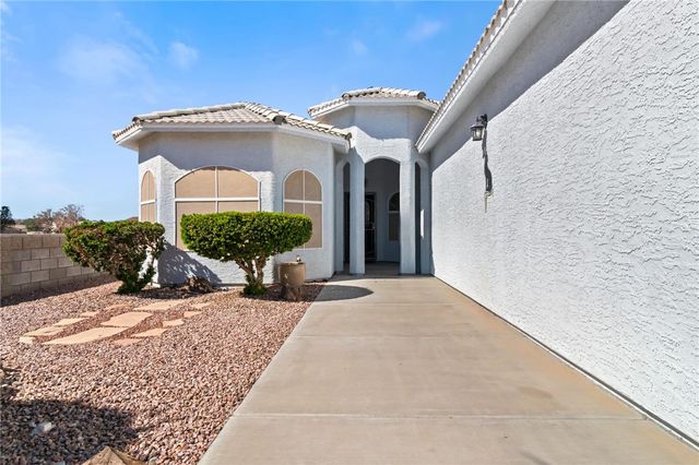 5611 S Desert Lakes Drive, Fort Mohave, AZ 86426