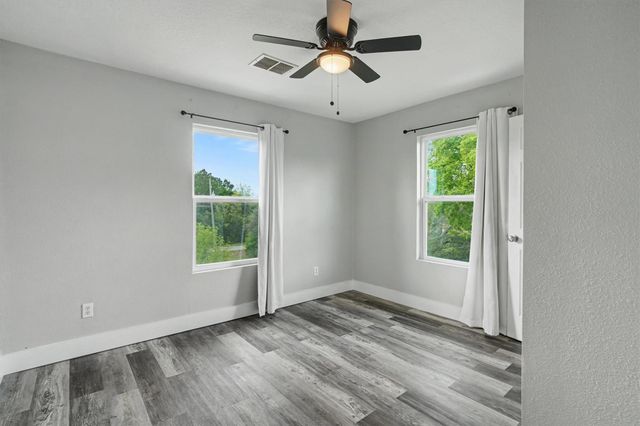 9406 Avenue E, Liverpool, TX 77577